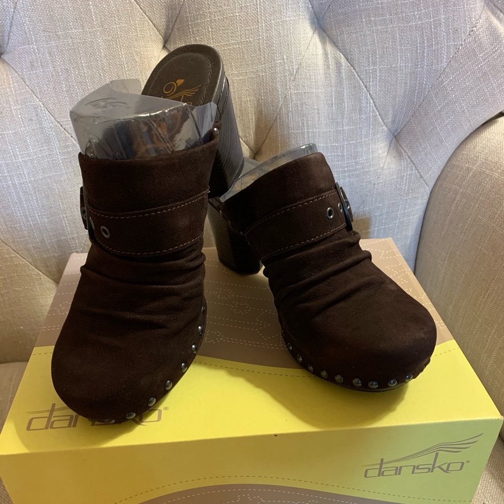 New in box, never worn, Dansko Nadene suede shoe. Heel is 3”.